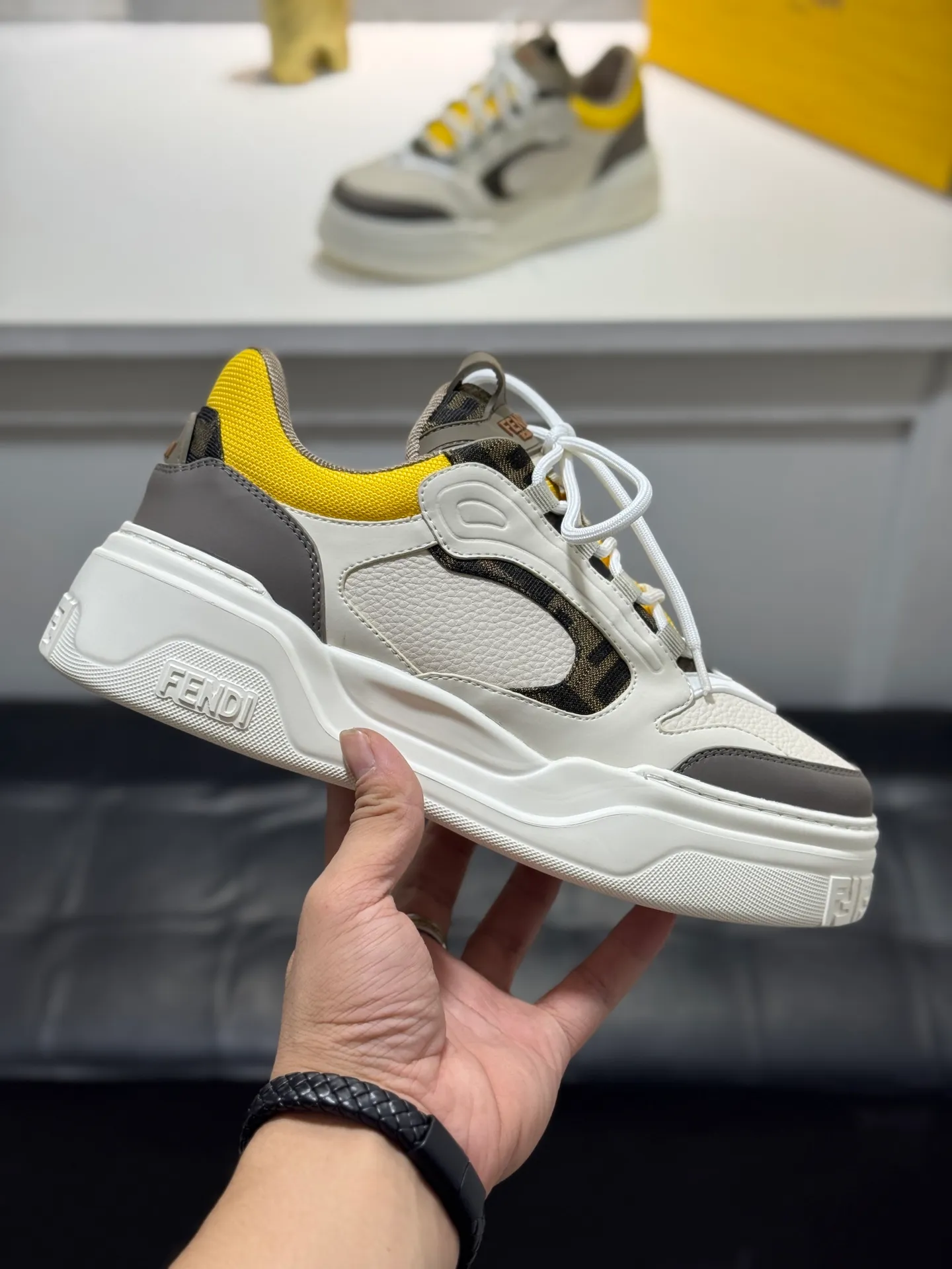 Men's men's shoes 💰560 [New style] 🦥🦥FENDI Fendi high version latest Force series calfskin FF mesh round toe thick sole low-top sports sneakers, these Force lace-up low-top shoes. Made of white full-grain leather and white and brown smooth leather. Padded. Brown FF jacquard and yellow technical fabric details. Lightweight and thick white sole with FF pattern details on the toe and heel ✔️Fabric: Imported first-layer cowhide breathable mesh ✔️Inner lining: Customized breathable mesh ✔️Sole: Open-molded rubber foam material ✔️Sole thickness: 7CM Size: #Men's 38-44 (45 is custom-made and cannot be returned or exchanged
